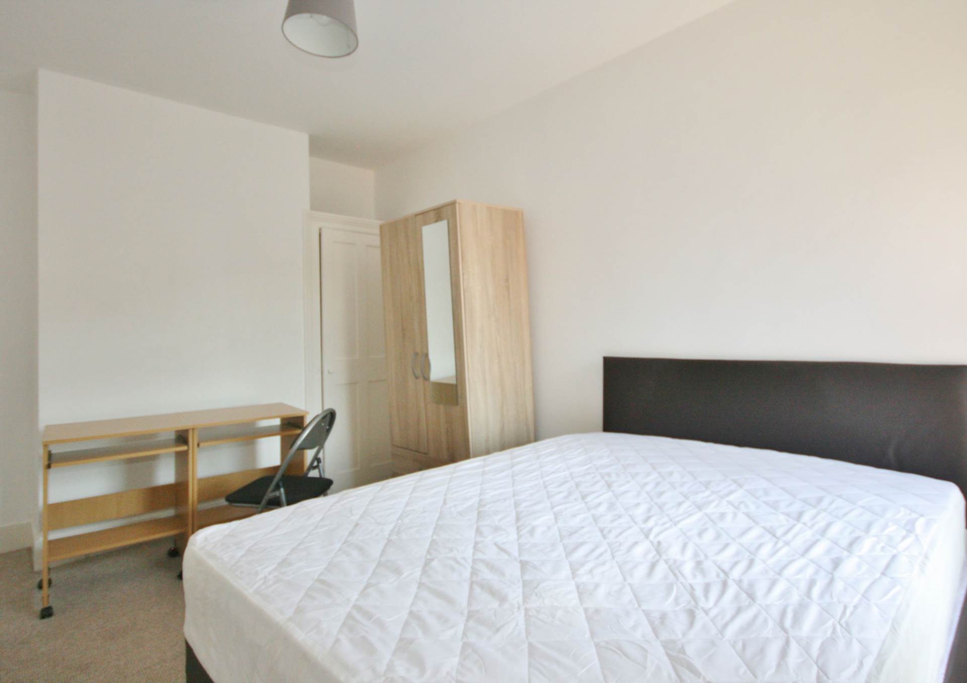 3/4 BEDROOM HOUSE- Manchester Road, Reading, Image 4