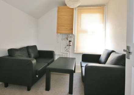 3/4 BEDROOM HOUSE- Manchester Road, Reading, Image 10