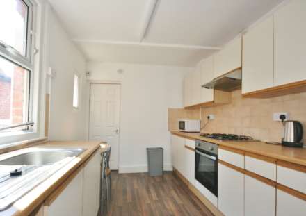 3/4 BEDROOM HOUSE- Manchester Road, Reading, Image 2