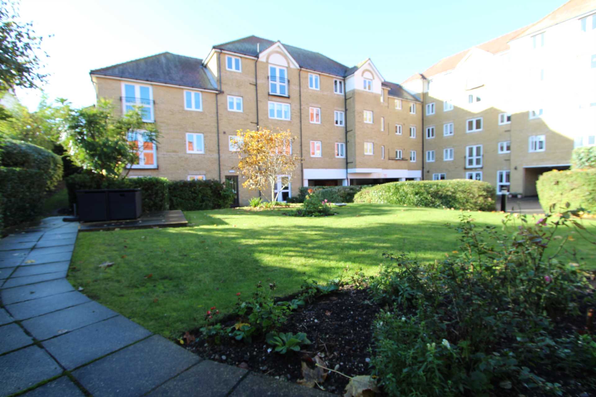 Retirement flat close to Town Centre, Image 8