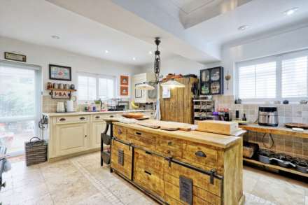 Rayleigh Road, Thundersley, Image 2