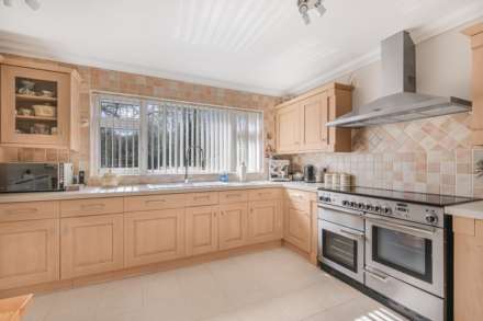 Lee Chapel Lane, Basildon, Image 11