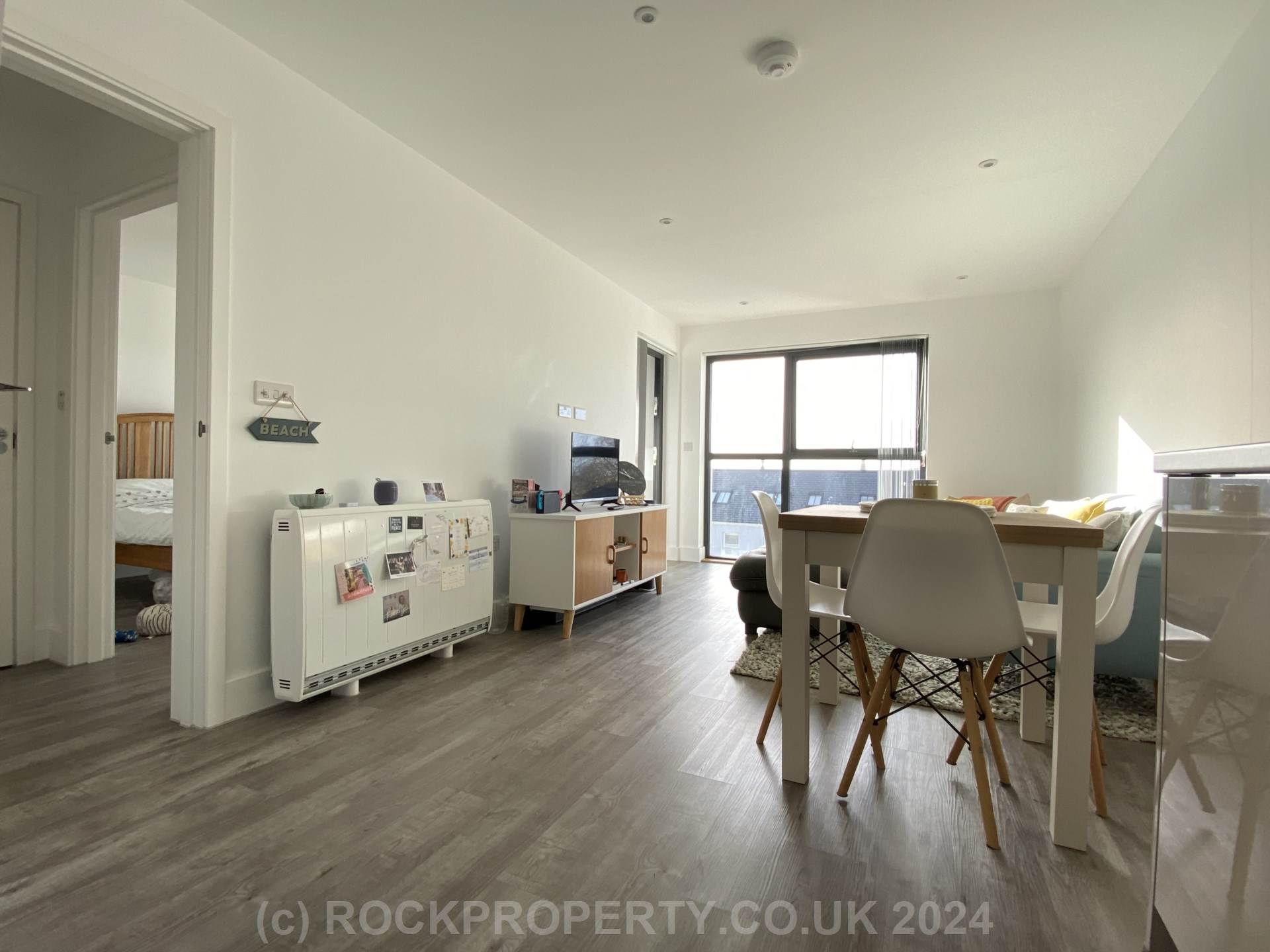 MODERN 1 BED WITH PARKING & STORAGE, College Gardens, Town Outskirts, Image 4