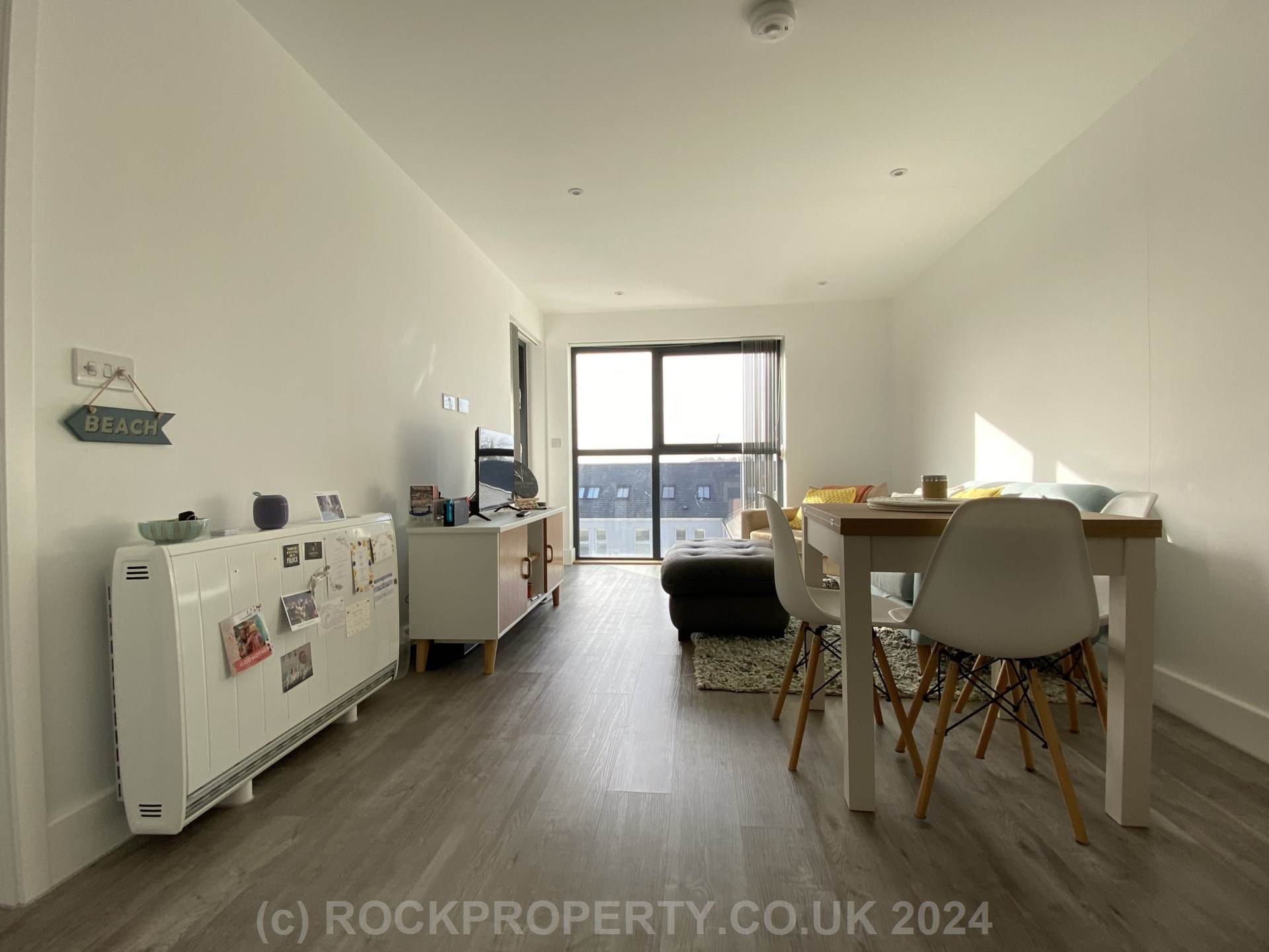 MODERN 1 BED WITH PARKING & STORAGE, College Gardens, Town Outskirts, Image 7