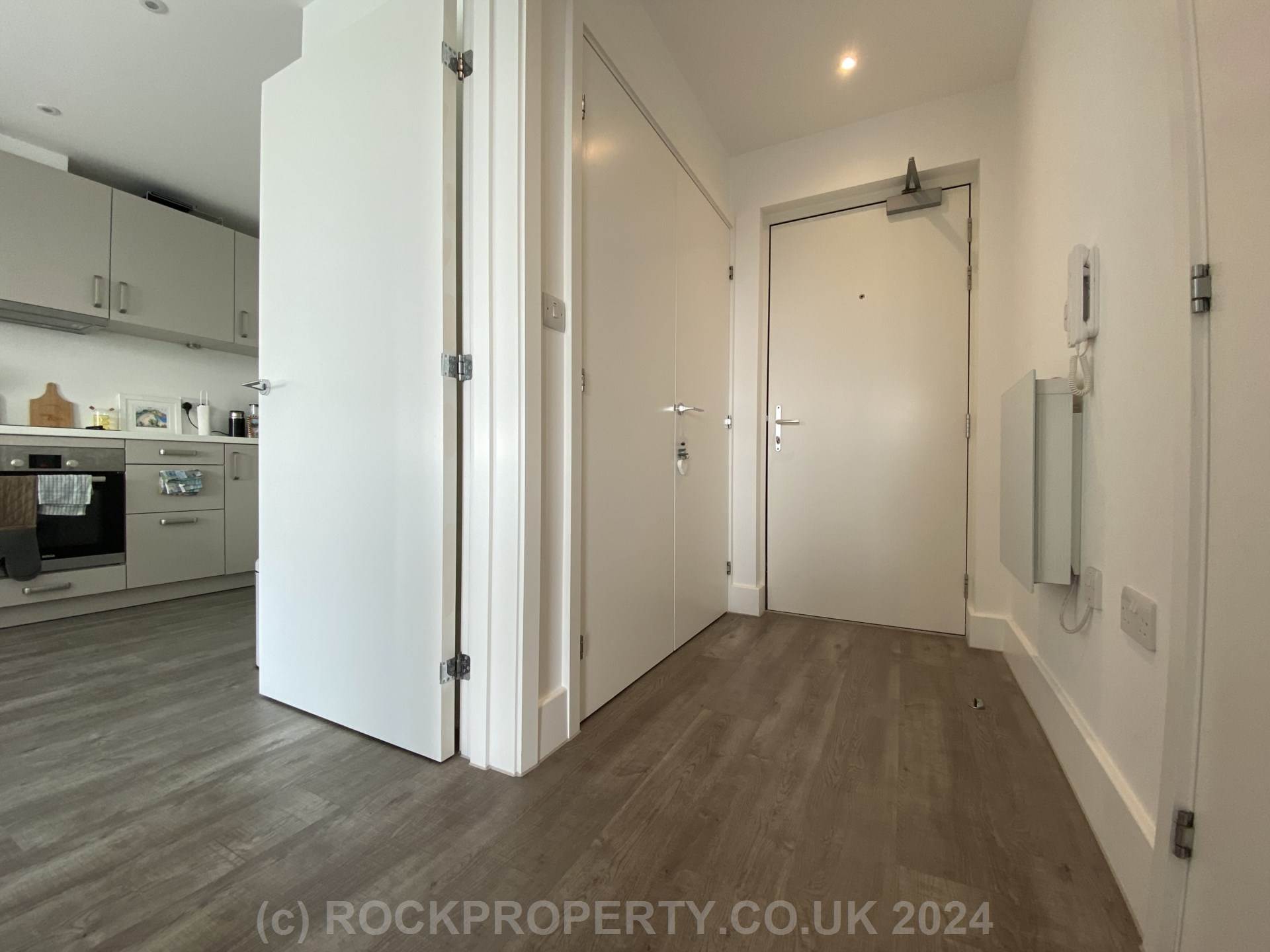 MODERN 1 BED WITH PARKING & STORAGE, College Gardens, Town Outskirts, Image 8