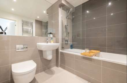 Modern 1 Bed + Sea Views, Storage & Parking, College Gardens, Town Outskirts, Image 10