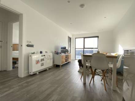 Modern 1 Bed + Sea Views, Storage & Parking, College Gardens, Town Outskirts, Image 4