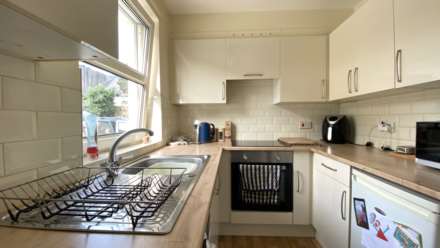 SPACIOUS 2 BED FLAT, Brighton Road, Image 6