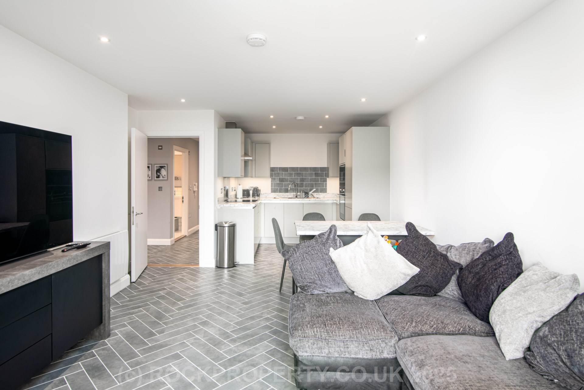 IMMACULATE 1 BED WITH PRIVATE BALCONY, The Cube, Roussel Street, Image 6