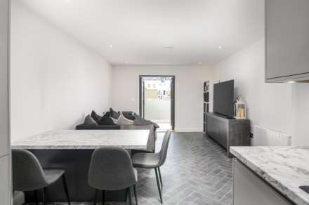 IMMACULATE 1 BED WITH PRIVATE BALCONY, The Cube, Roussel Street, Image 7