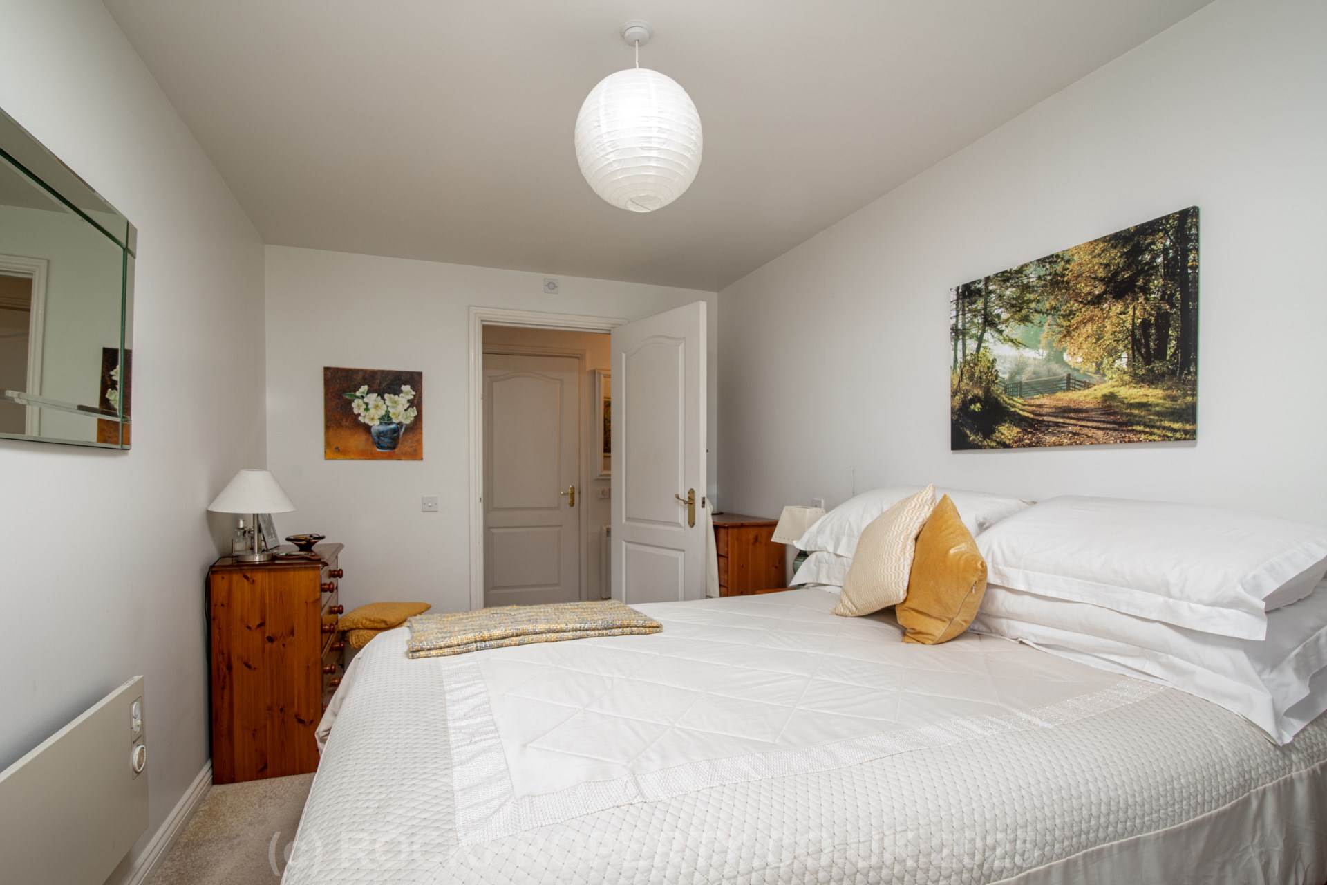SPACIOUS 2 BED APARTMENT, Oaklands Manor, Rural St Saviour, Image 17