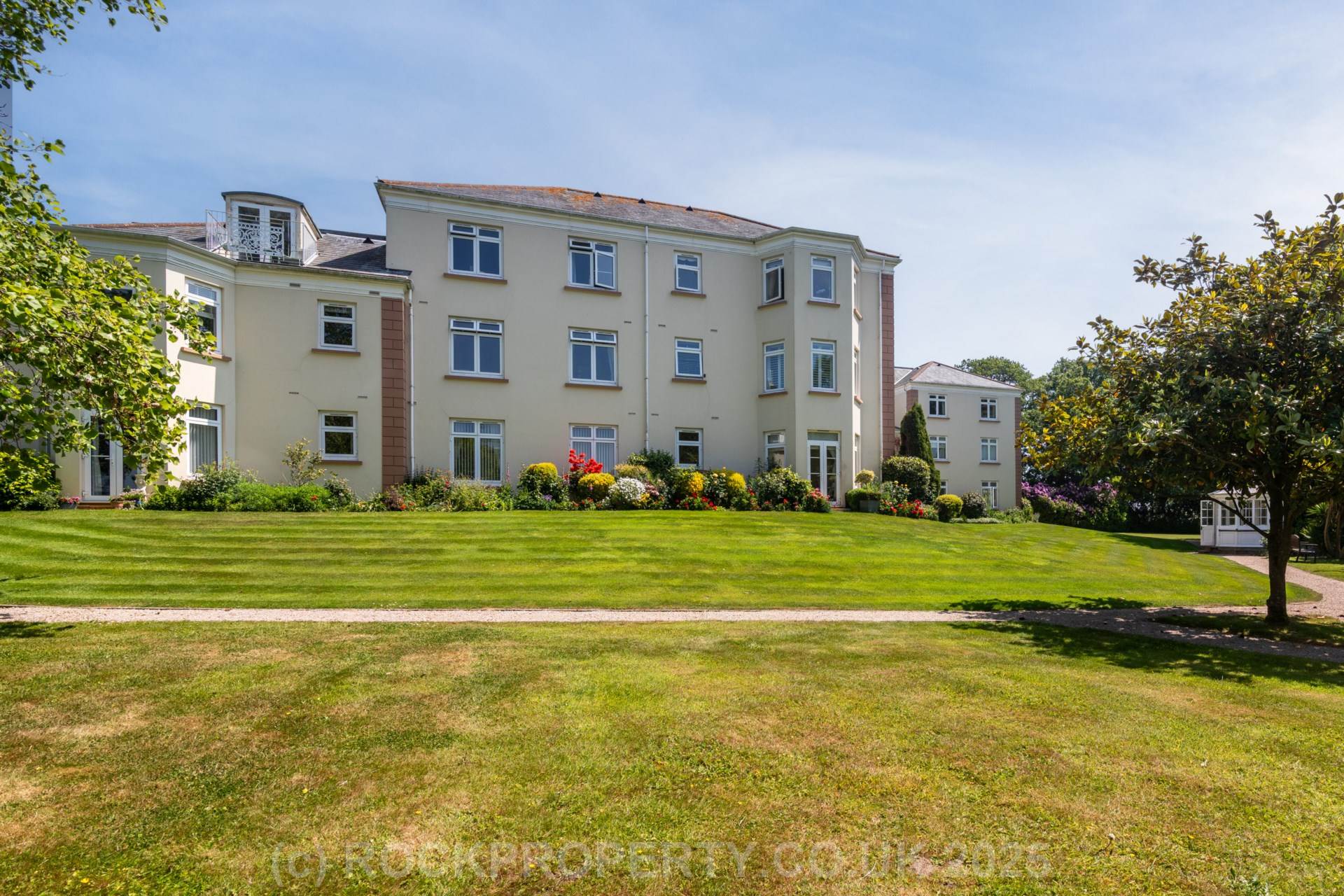 SPACIOUS 2 BED APARTMENT, Oaklands Manor, Rural St Saviour, Image 2