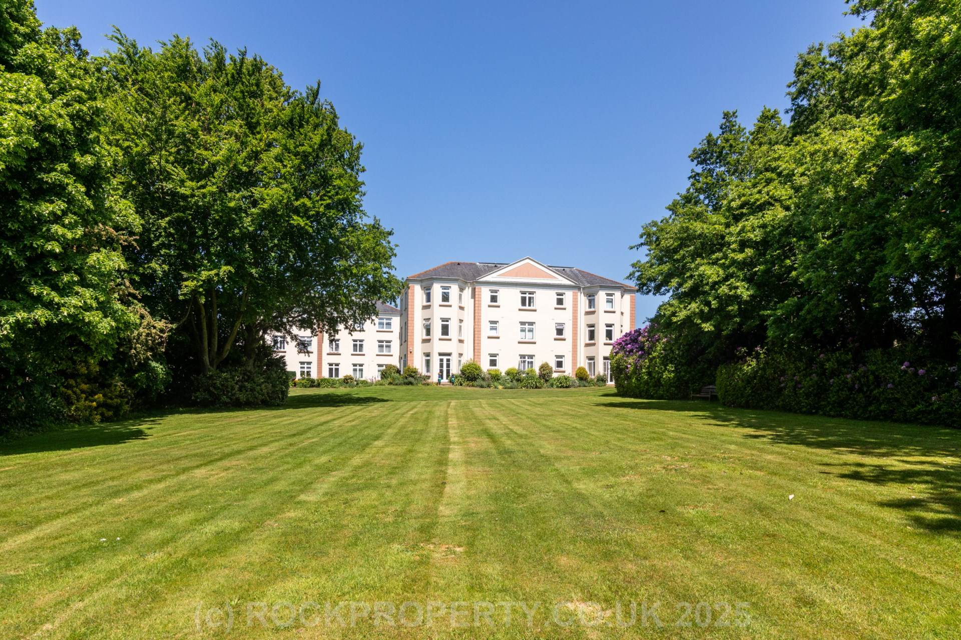 SPACIOUS 2 BED APARTMENT, Oaklands Manor, Rural St Saviour, Image 21