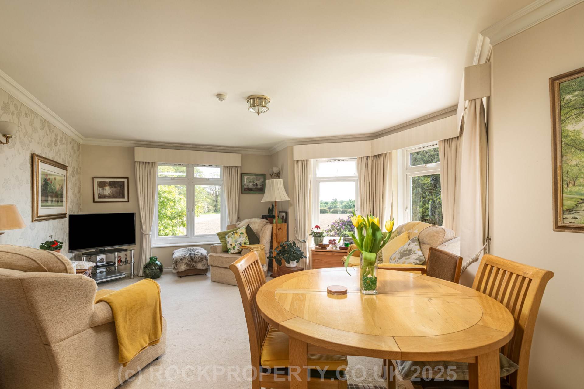 SPACIOUS 2 BED APARTMENT, Oaklands Manor, Rural St Saviour, Image 4