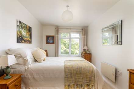 SPACIOUS 2 BED APARTMENT, Oaklands Manor, Rural St Saviour, Image 16