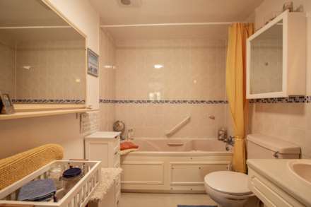 SPACIOUS 2 BED APARTMENT, Oaklands Manor, Rural St Saviour, Image 20