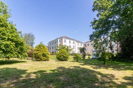 SPACIOUS 2 BED APARTMENT, Oaklands Manor, Rural St Saviour, Image 22