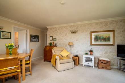 SPACIOUS 2 BED APARTMENT, Oaklands Manor, Rural St Saviour, Image 6
