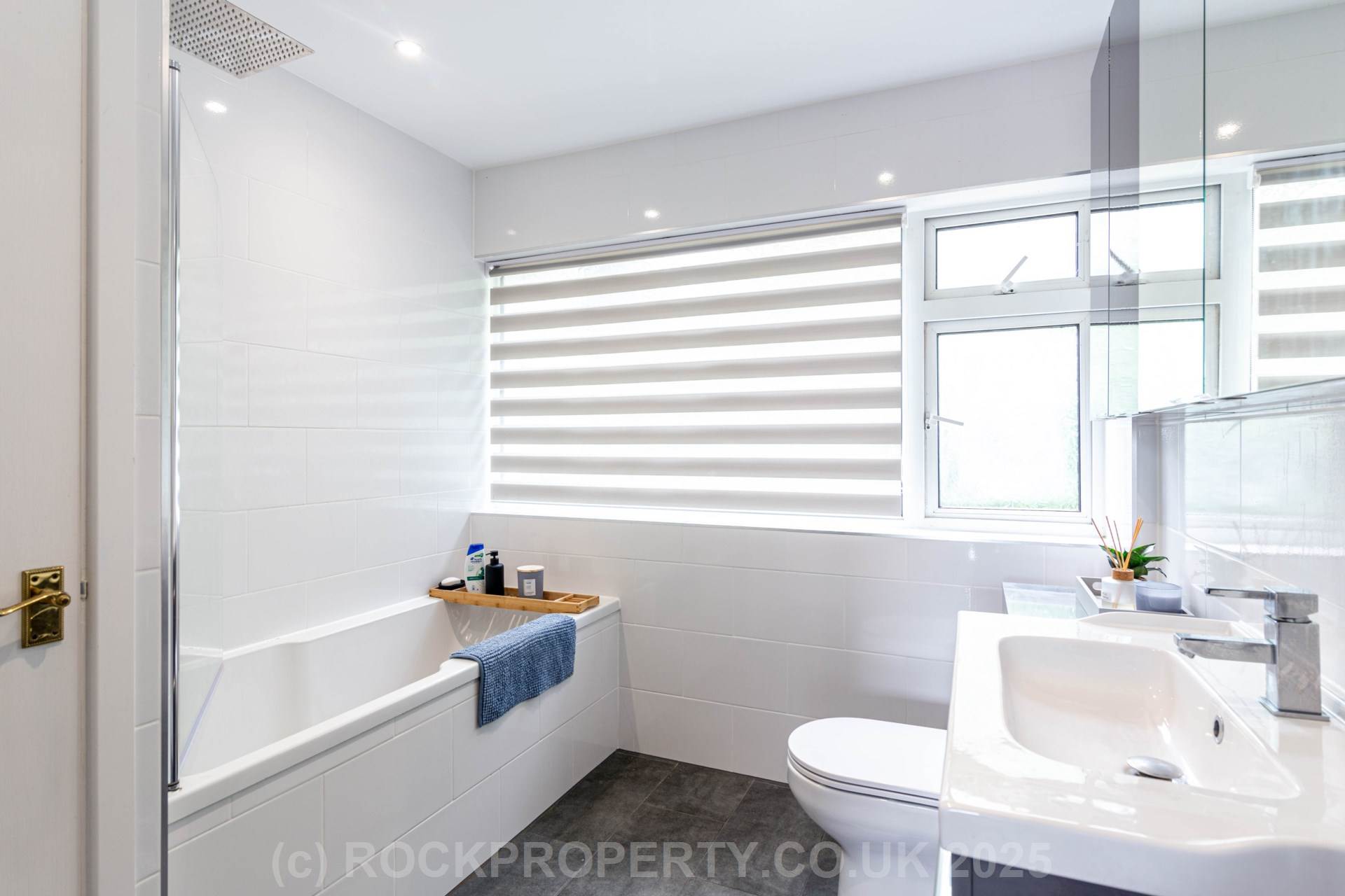 3 DOUBLE BEDS + SEA VIEWS, Palace Close, St Saviour, Image 19