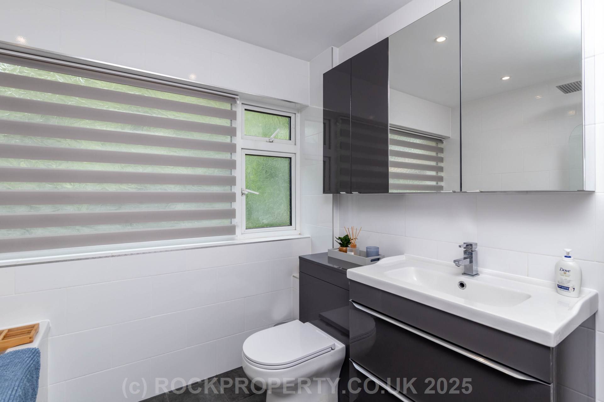 3 DOUBLE BEDS + SEA VIEWS, Palace Close, St Saviour, Image 20