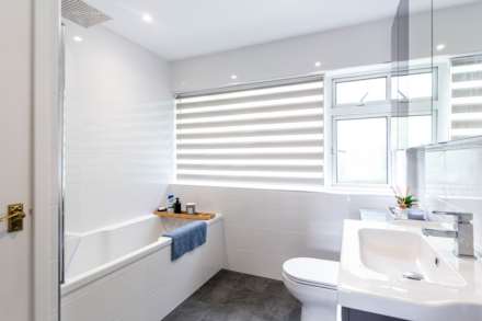 3 DOUBLE BEDS + SEA VIEWS, Palace Close, St Saviour, Image 19