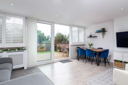 3 DOUBLE BEDS + SEA VIEWS, Palace Close, St Saviour, Image 5