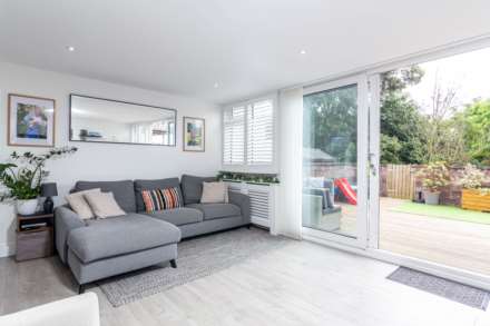 3 DOUBLE BEDS + SEA VIEWS, Palace Close, St Saviour, Image 8