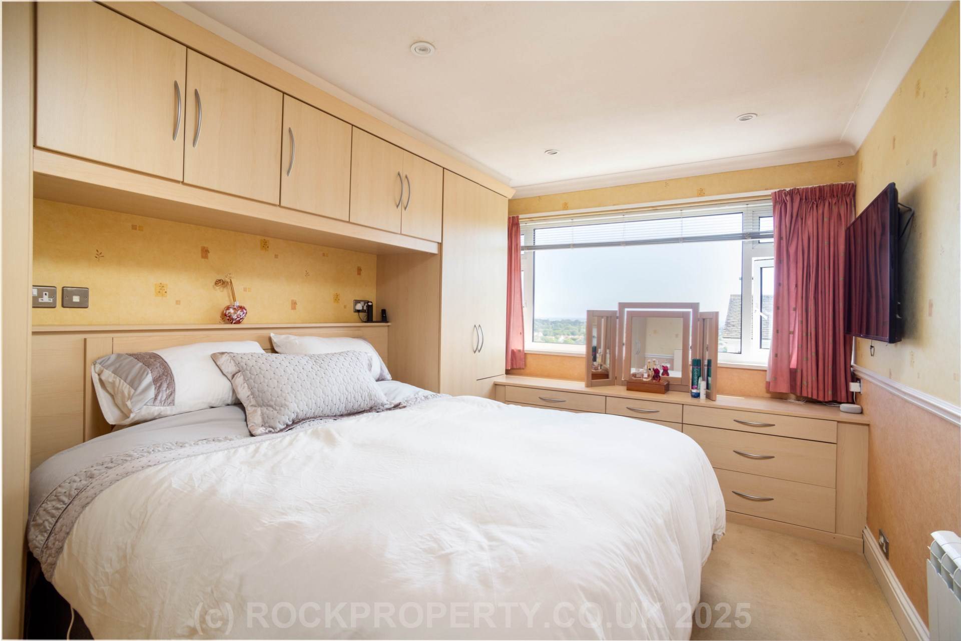 3 DOUBLE BEDS WITH SEA VIEWS, Palace Close, St Saviour, Image 13