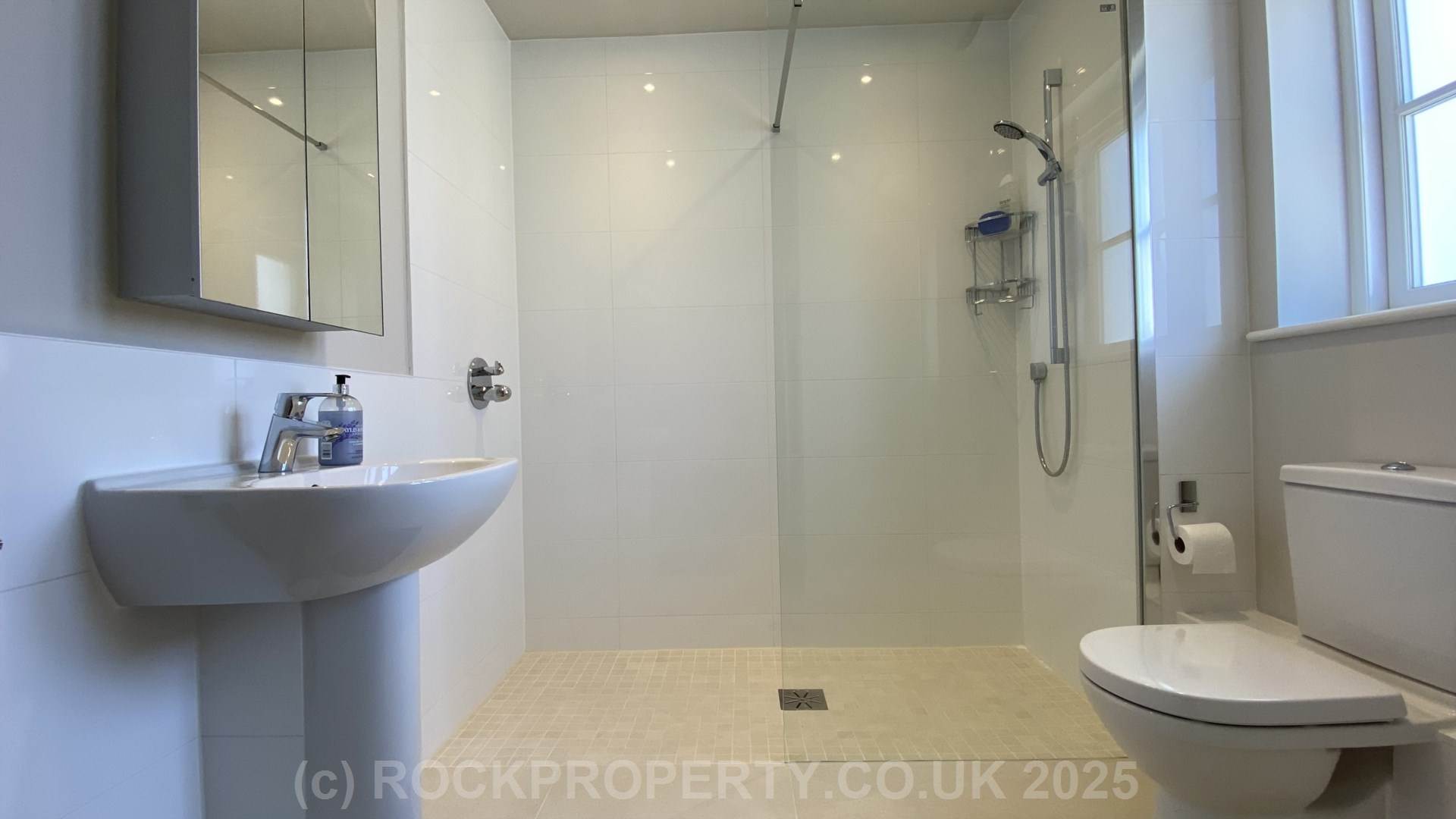 IMMACULATE DETACHED 2 BED 2 BATH HOME, Antoinette Gardens, St Saviour, Image 16