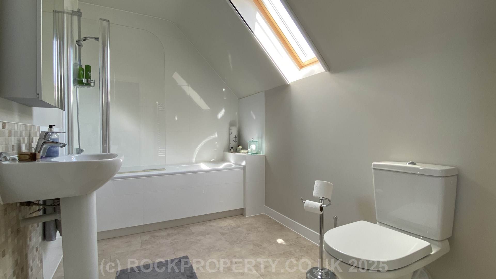 IMMACULATE DETACHED 2 BED 2 BATH HOME, Antoinette Gardens, St Saviour, Image 27