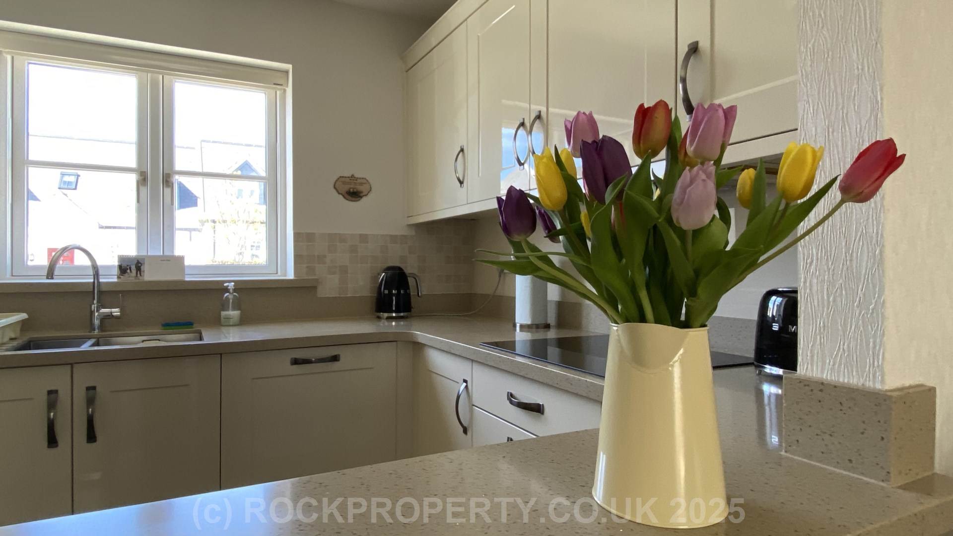 IMMACULATE DETACHED 2 BED 2 BATH HOME, Antoinette Gardens, St Saviour, Image 6