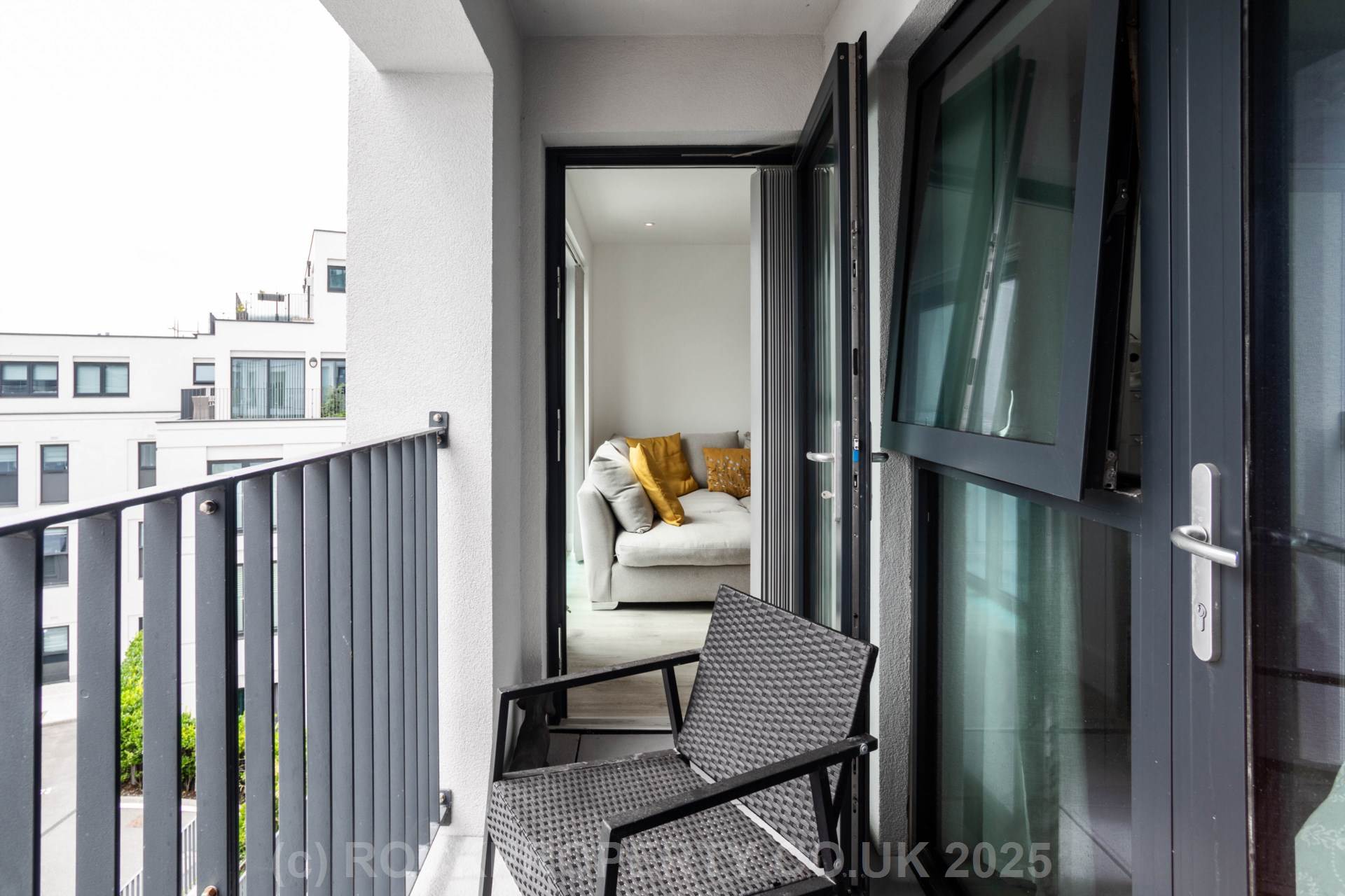 MODERN 1 BED WITH PARKING & STORAGE, College Gardens, Town Outskirts, Image 1