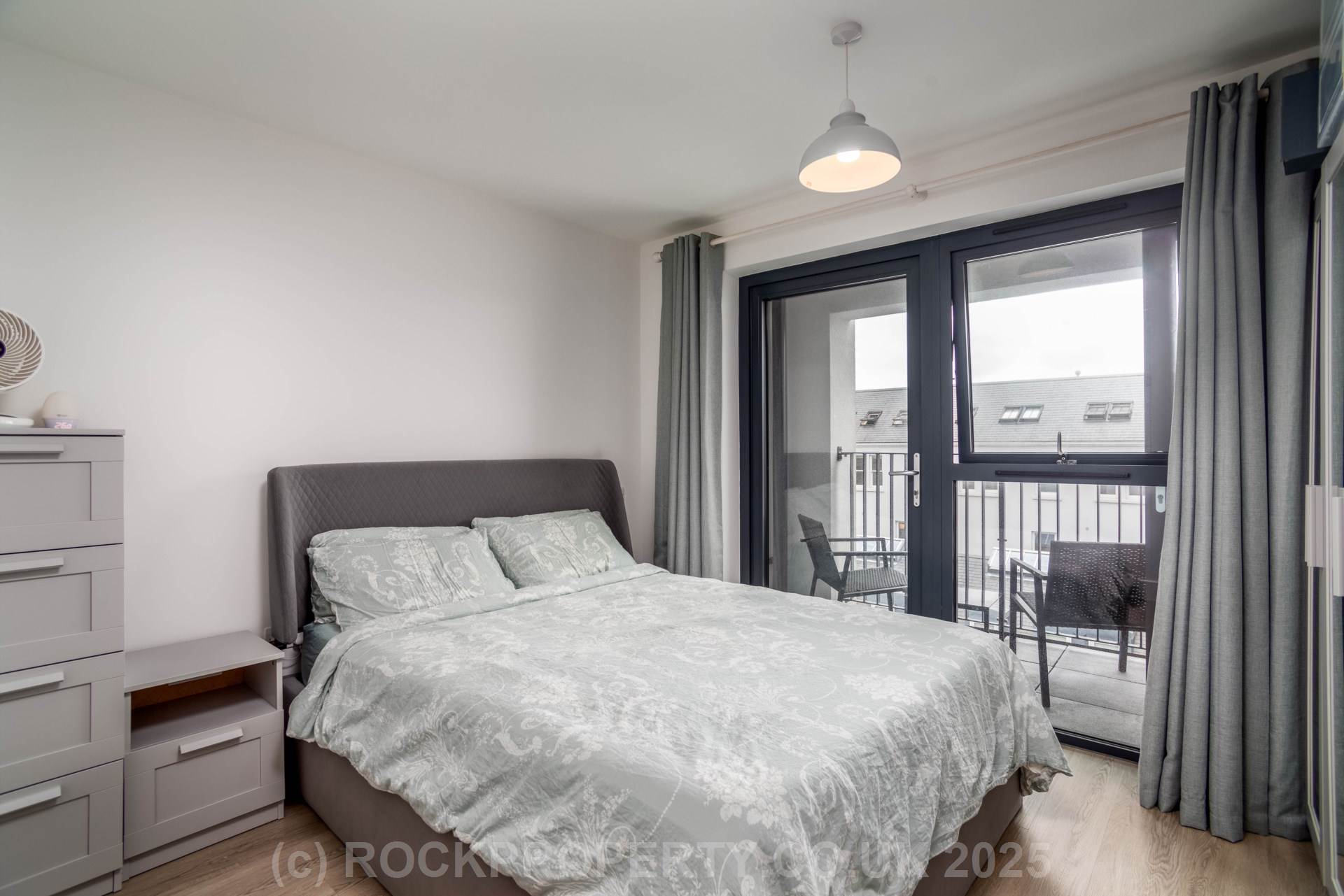 MODERN 1 BED WITH PARKING & STORAGE, College Gardens, Town Outskirts, Image 10