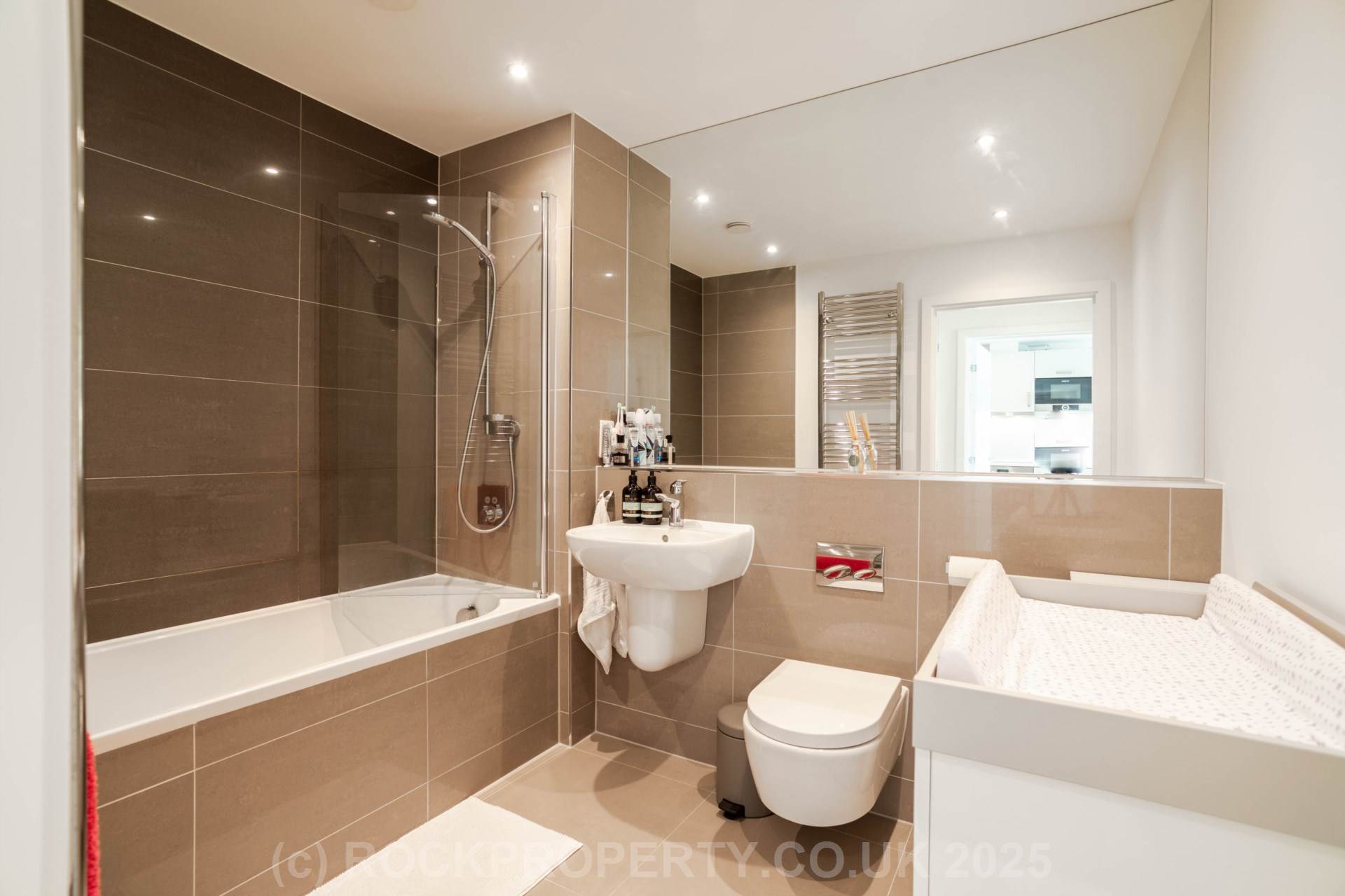MODERN 1 BED WITH PARKING & STORAGE, College Gardens, Town Outskirts, Image 13