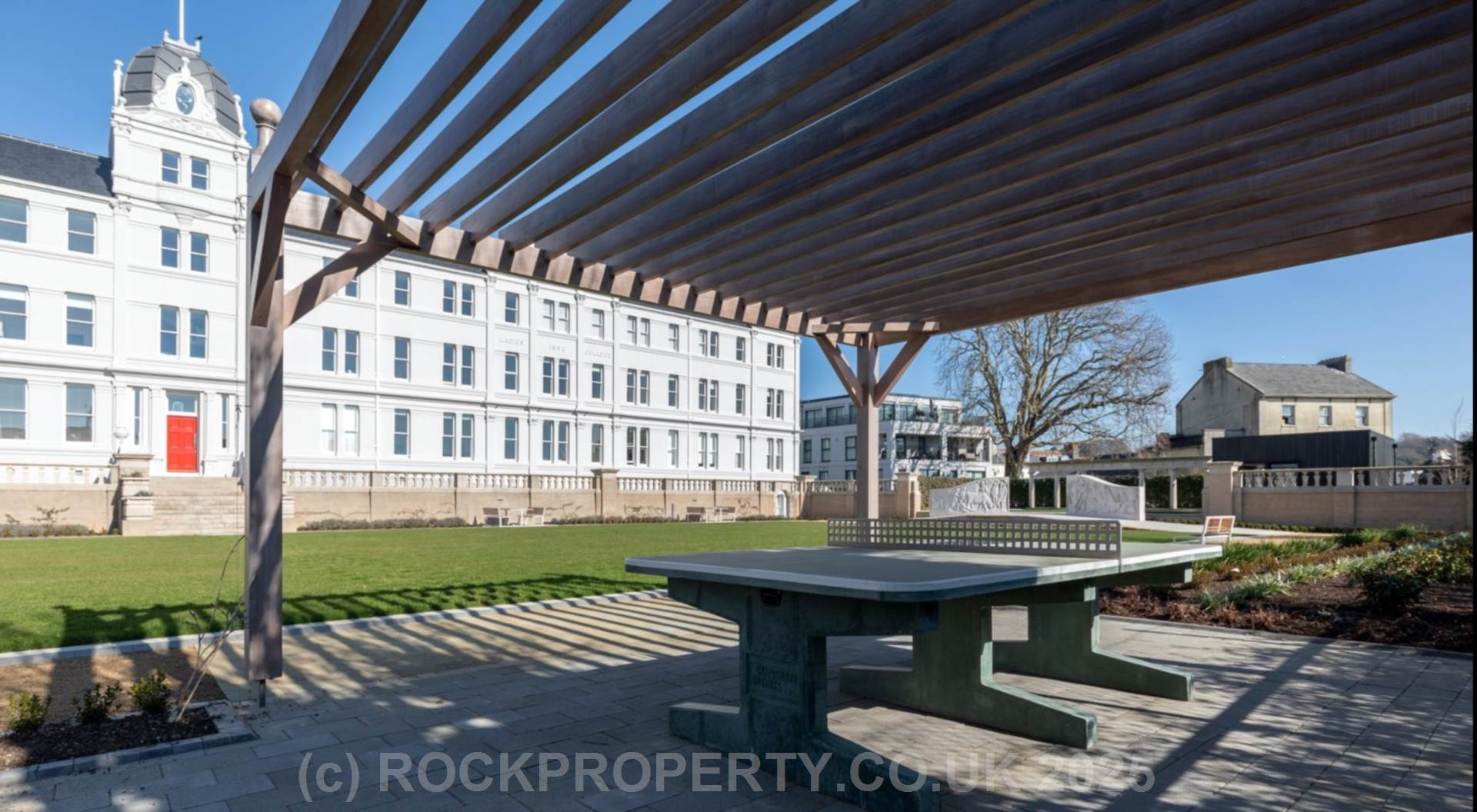 MODERN 1 BED WITH PARKING & STORAGE, College Gardens, Town Outskirts, Image 15