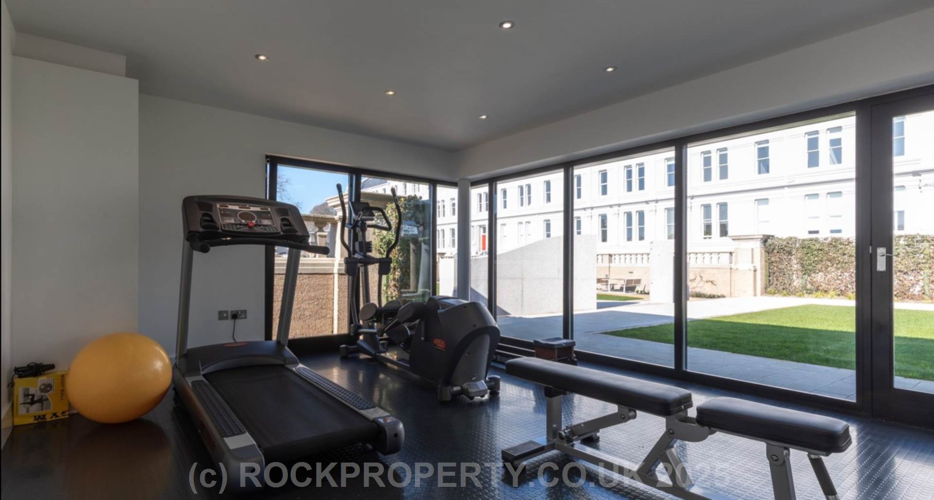 MODERN 1 BED WITH PARKING & STORAGE, College Gardens, Town Outskirts, Image 16