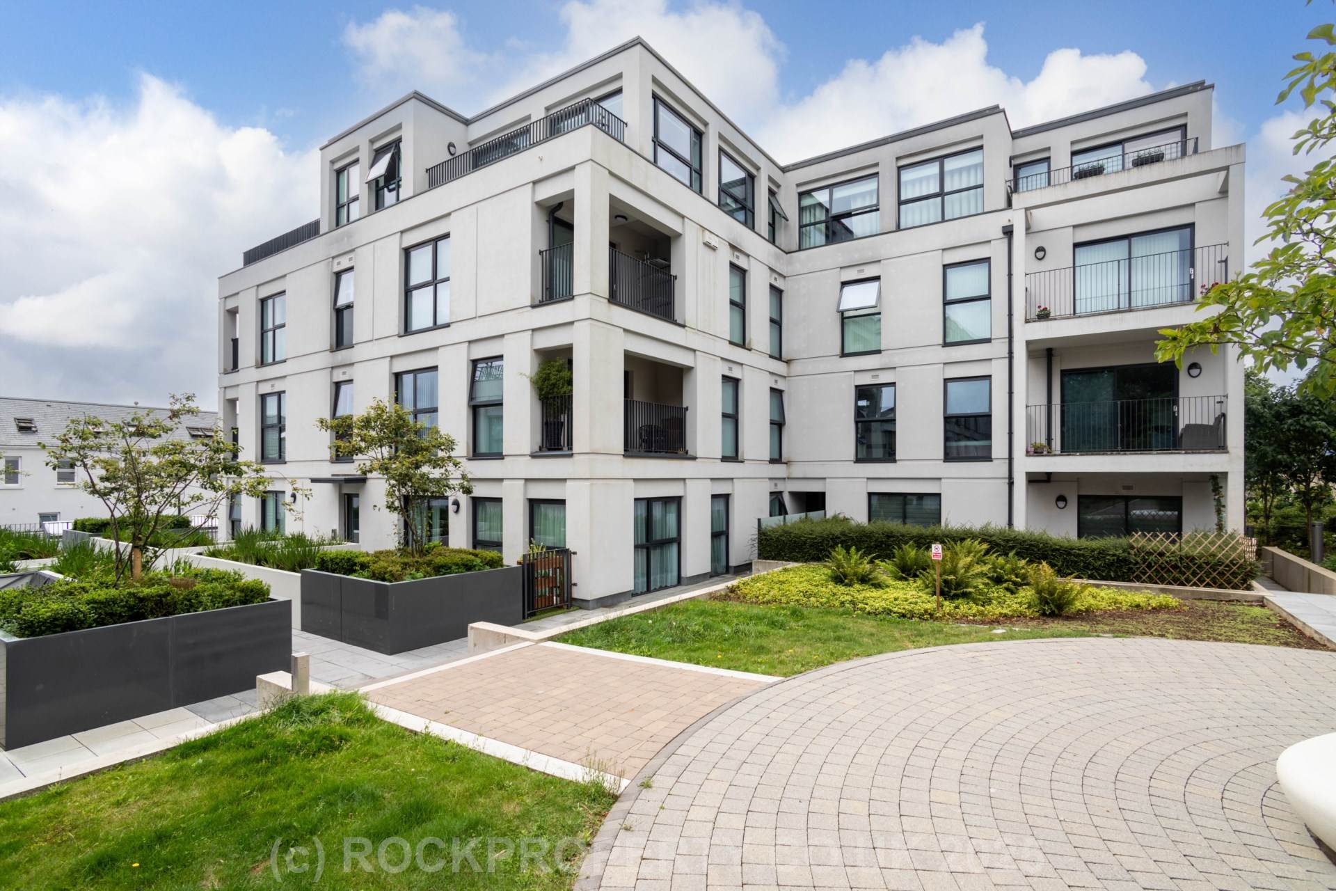 MODERN 1 BED WITH PARKING & STORAGE, College Gardens, Town Outskirts, Image 17