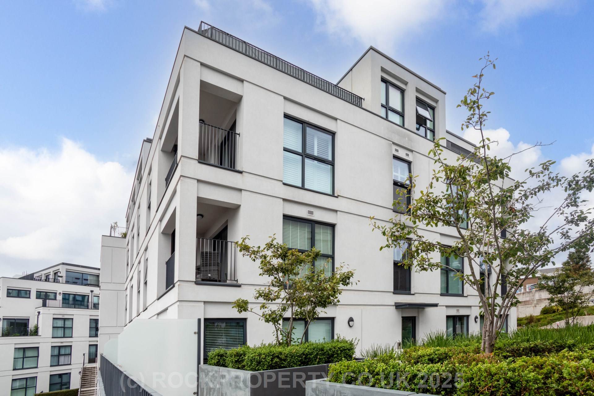 MODERN 1 BED WITH PARKING & STORAGE, College Gardens, Town Outskirts, Image 19