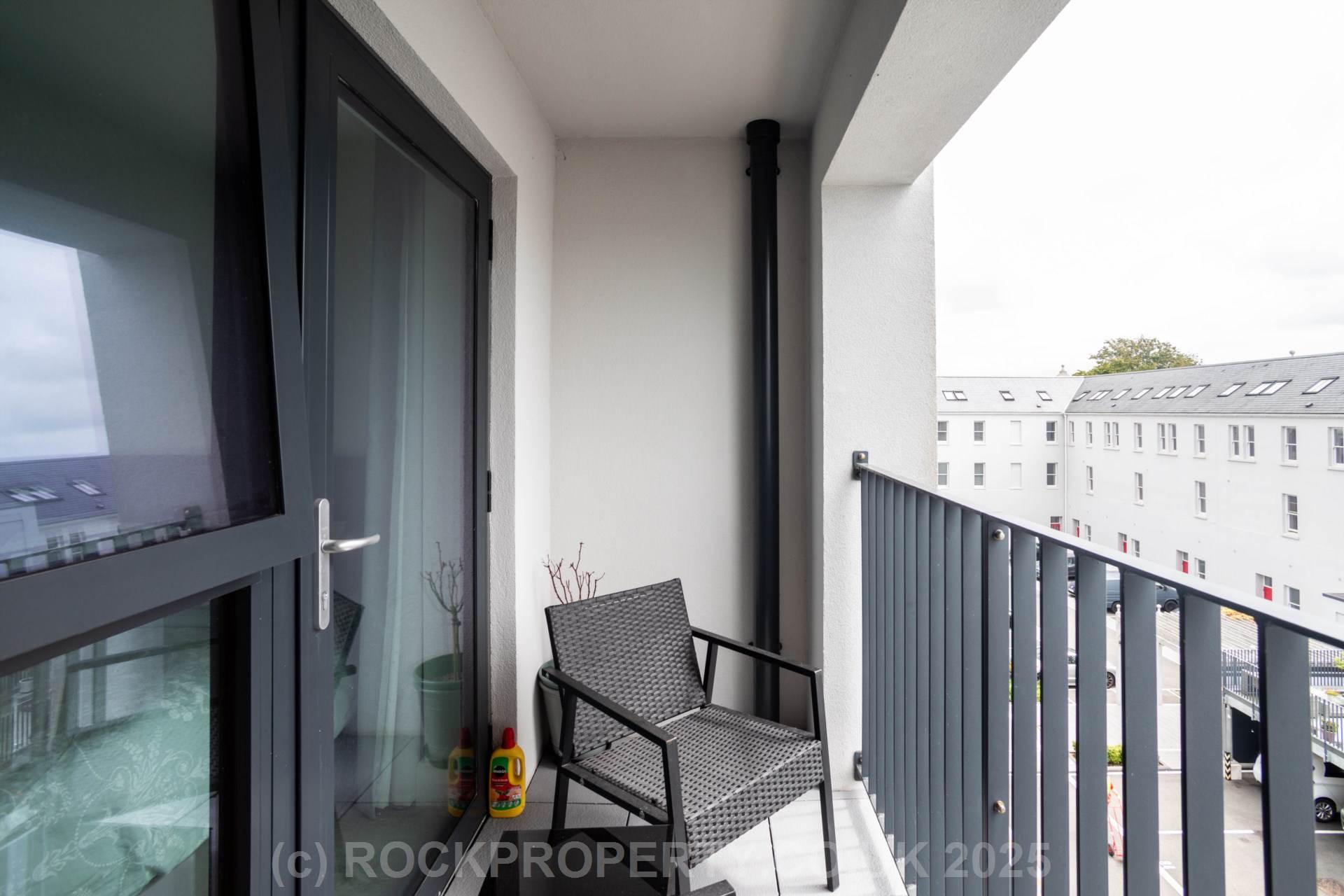 MODERN 1 BED WITH PARKING & STORAGE, College Gardens, Town Outskirts, Image 2