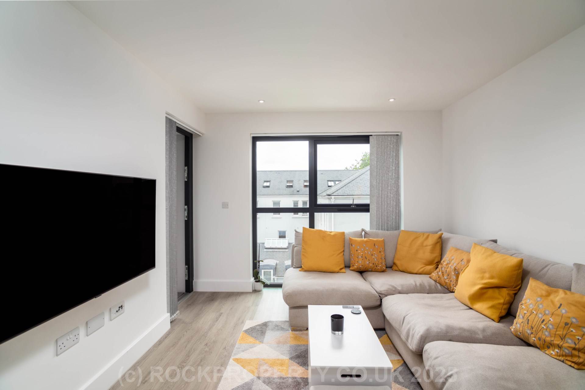 MODERN 1 BED WITH PARKING & STORAGE, College Gardens, Town Outskirts, Image 4