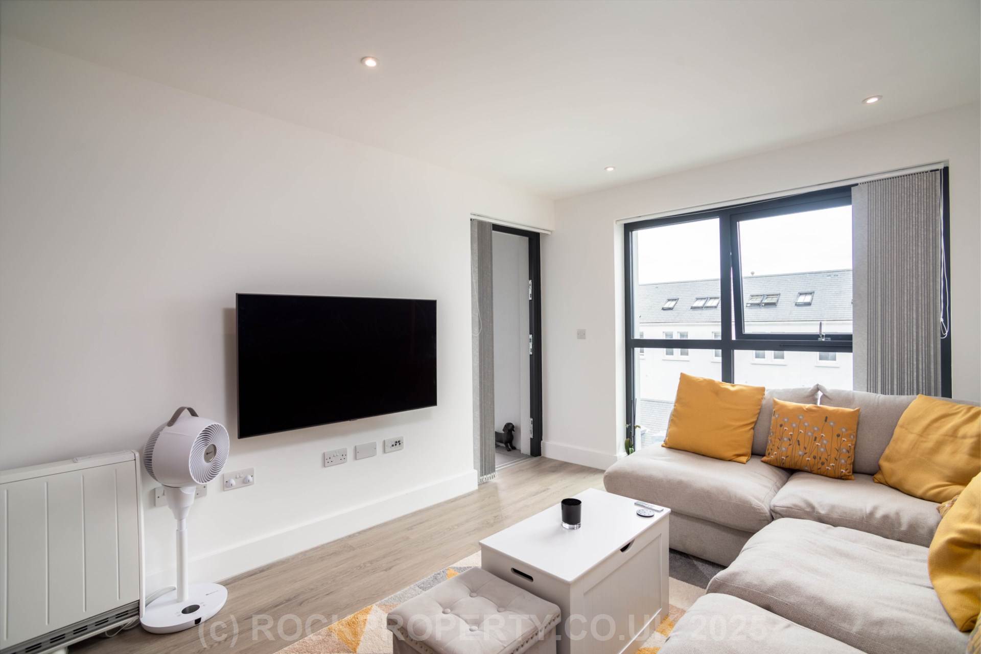 MODERN 1 BED WITH PARKING & STORAGE, College Gardens, Town Outskirts, Image 5