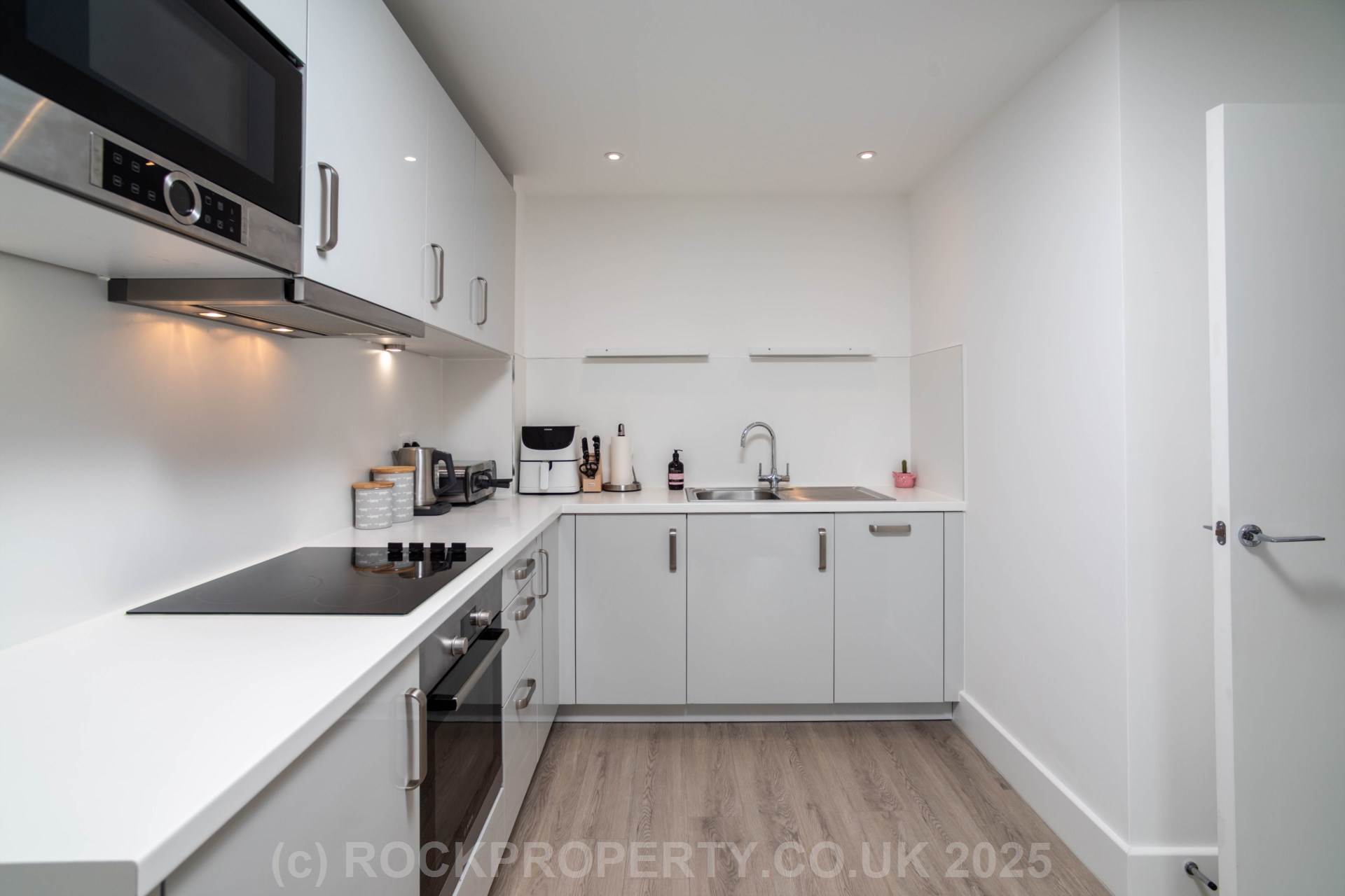 MODERN 1 BED WITH PARKING & STORAGE, College Gardens, Town Outskirts, Image 8