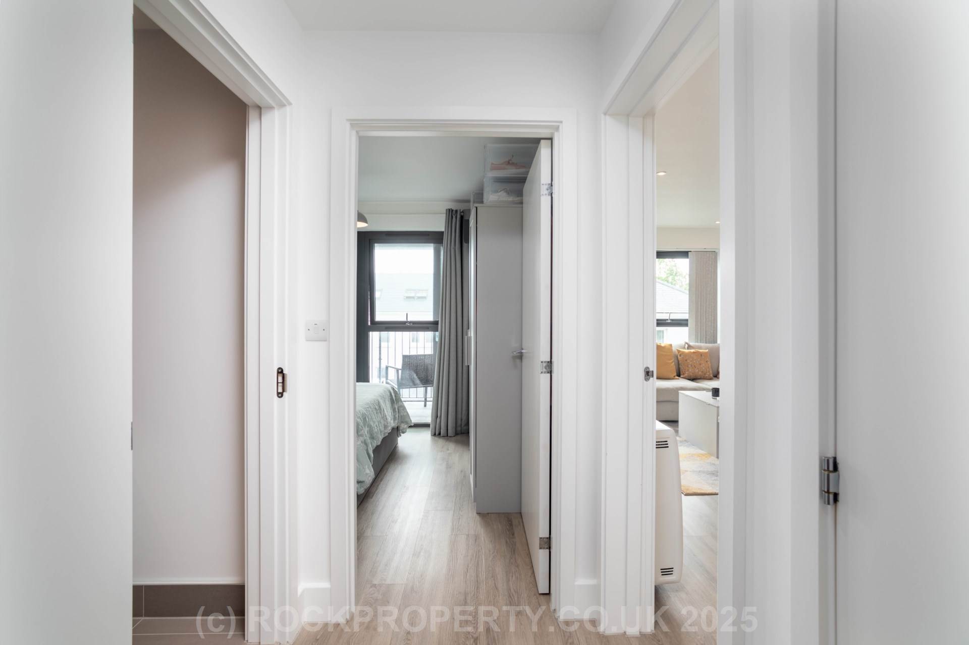 MODERN 1 BED WITH PARKING & STORAGE, College Gardens, Town Outskirts, Image 9