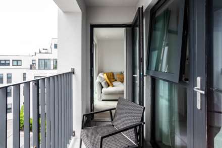 MODERN 1 BED WITH PARKING & STORAGE, College Gardens, Town Outskirts, Image 1