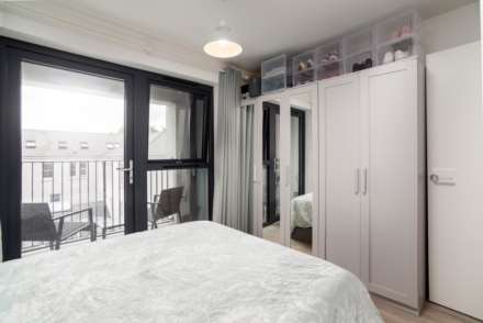 MODERN 1 BED WITH PARKING & STORAGE, College Gardens, Town Outskirts, Image 11