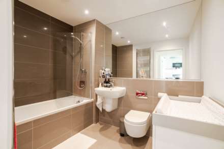 MODERN 1 BED WITH PARKING & STORAGE, College Gardens, Town Outskirts, Image 13