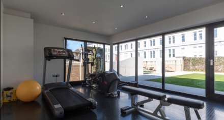 MODERN 1 BED WITH PARKING & STORAGE, College Gardens, Town Outskirts, Image 16