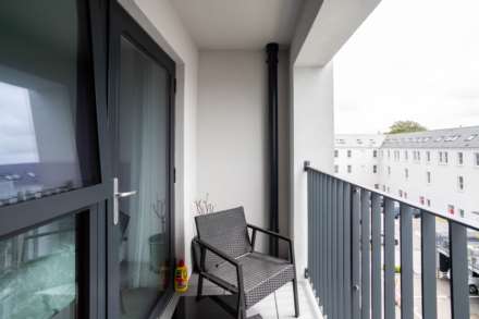 MODERN 1 BED WITH PARKING & STORAGE, College Gardens, Town Outskirts, Image 2