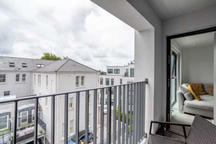 MODERN 1 BED WITH PARKING & STORAGE, College Gardens, Town Outskirts, Image 3