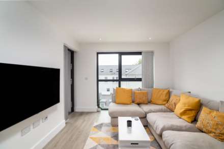 MODERN 1 BED WITH PARKING & STORAGE, College Gardens, Town Outskirts, Image 4